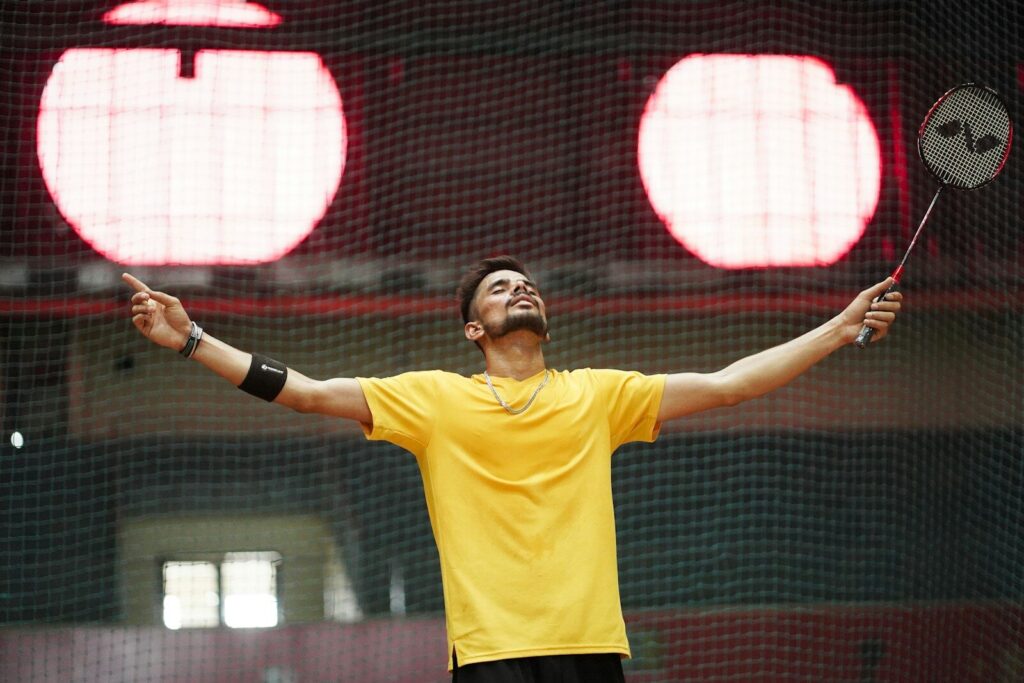 A man holding a tennis racquet on top of a tennis court